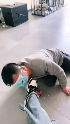 图片[2]_【宫雪大大】脏运动鞋碾压食物喂食/脏鞋底踩狗脸 bf27310_HD绳艺资源