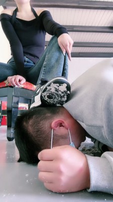 图片[7]_【宫雪大大】脏运动鞋碾压食物喂食/脏鞋底踩狗脸 bf27310_HD绳艺资源