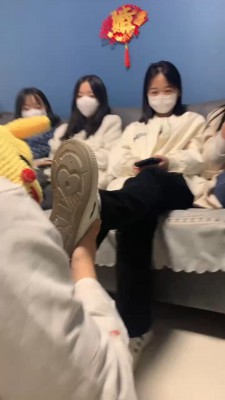 【精神小妹】4S群调群虐-运动鞋棉袜舔/全体重踩踏/提档耳光 bf27265_HD绳艺资源