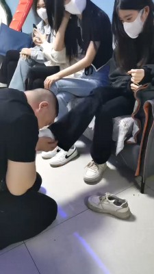 【精神小妹】4素人学生S-轮流原味脚深喉/踩踏/气味羞辱 bf27560_HD绳艺资源