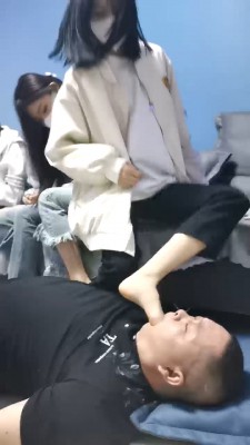 图片[4]_【精神小妹】4素人学生S-轮流原味脚深喉/踩踏/气味羞辱 bf27560_HD绳艺资源