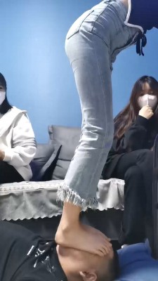 图片[6]_【精神小妹】4素人学生S-轮流原味脚深喉/踩踏/气味羞辱 bf27560_HD绳艺资源