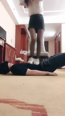 【馨妍】小白鞋黑丝全体重跳踩/骑脖子 bf27468_HD绳艺资源