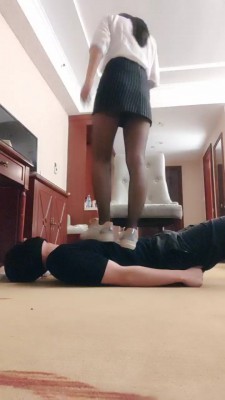 图片[2]_【馨妍】小白鞋黑丝全体重跳踩/骑脖子 bf27468_HD绳艺资源