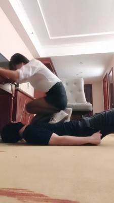 图片[3]_【馨妍】小白鞋黑丝全体重跳踩/骑脖子 bf27468_HD绳艺资源