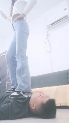 【美娜格格】人体蹦床-运动鞋白棉袜踩踏【双视角版】 bf27820_HD绳艺资源