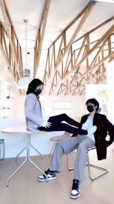 【小妮】咖啡厅帆布鞋踩狗 bf27806_HD绳艺资源