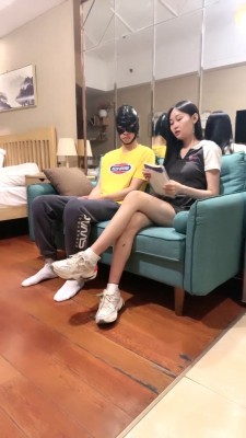 【艾莉】剧情-学妹教训学长-白鞋踩踏/骑马腿绞窒息/喂口水 bf28071_HD绳艺资源