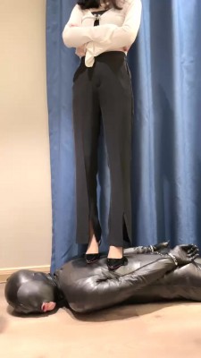 图片[8]_【万一】皮衣全包手铐绳艺技巧-踩踏舔脏鞋【完整版】 bf28031_HD绳艺资源