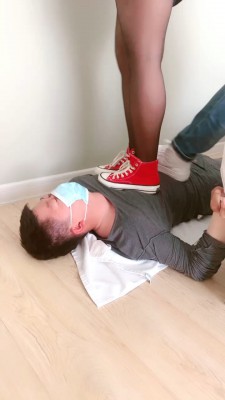 【小欣欣】情侣主踩踏专场-运动鞋+黑丝踩/臭脚捂脸闻 bf28149_HD绳艺资源