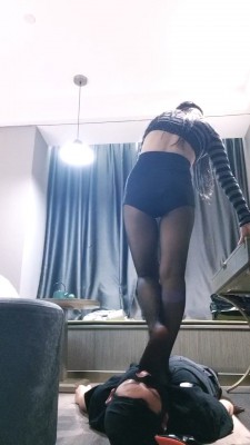 【七大小姐】剧情-抓偷鞋狗-坐脸窒息/艺术深喉/踩踏 bf28155_HD绳艺资源