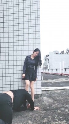 【嘉妮】天台遛狗-高跟踩踏/转胯/骑马/居高临下恋足调 bf28148_HD绳艺资源