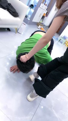 图片[3]_【麋鹿银儿】小白鞋踩狗爪/训练/脚踩喂食/耳光 bf28157_HD绳艺资源