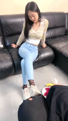 图片[3]_【艾莉】运动鞋踩踏喂食/酸奶裸足舔/骑马艺术吃口水 bf28161_HD绳艺资源