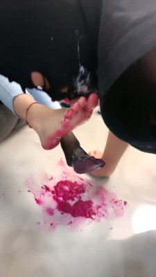 图片[8]_【艾莉】运动鞋踩踏喂食/酸奶裸足舔/骑马艺术吃口水 bf28161_HD绳艺资源