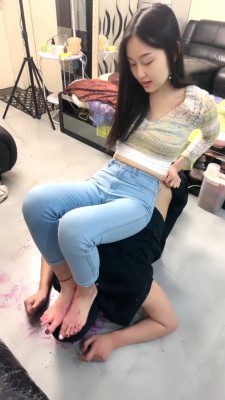 图片[10]_【艾莉】运动鞋踩踏喂食/酸奶裸足舔/骑马艺术吃口水 bf28161_HD绳艺资源