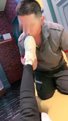 图片[2]_【林夕】KTV玩狗-人体鞋刷/闻袜子深喉/口水转胯/踩脚底下 bf28329_HD绳艺资源