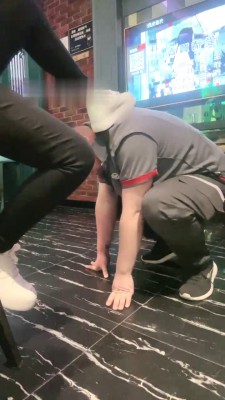 图片[3]_【林夕】KTV玩狗-人体鞋刷/闻袜子深喉/口水转胯/踩脚底下 bf28329_HD绳艺资源