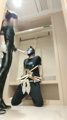 图片[2]_【多多】吊绑衣柜袜子塞嘴刑虐-衣架夹虐乳/暴揍 bf28345_HD绳艺资源