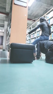 图片[2]_【嘉妮】户外-图书馆里狗奴伺候/骑马【完整版】 bf28185_HD绳艺资源