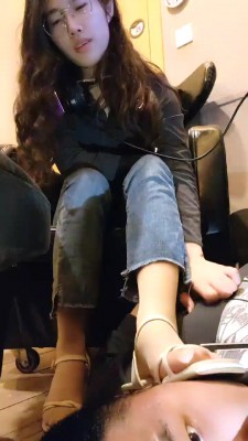 【素人星探】电竞网吧玩狗-肉丝凉鞋踩狗/喂口水/虐乳 bf28208_HD绳艺资源