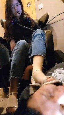 图片[2]_【素人星探】电竞网吧玩狗-肉丝凉鞋踩狗/喂口水/虐乳 bf28208_HD绳艺资源