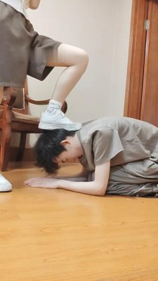 【米噢】萝莉主小白鞋碾压狗/裸足喂食酸奶深喉 bf28497_HD绳艺资源