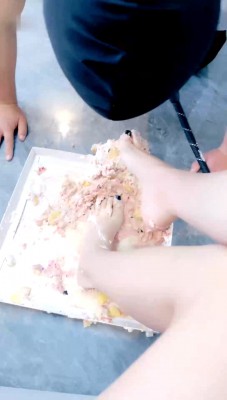 图片[10]_【尤黎】特殊生日-长腿姐姐踩踏蛋糕喂食/臭脚捂脸【完整版】 bf28447_HD绳艺资源