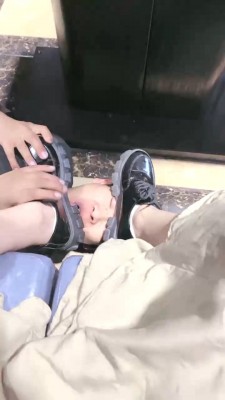 图片[5]_【萱萱】KTV羞辱服务生-鞋插嘴深喉/下跪按摩/艺术闻原味袜  JS23051607_HD绳艺资源