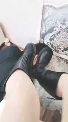 【嘉妮】艺术奶狗闻白袜脚/长靴鞋窝/脚踩碾压/舔裸足 JS23051702_HD绳艺资源