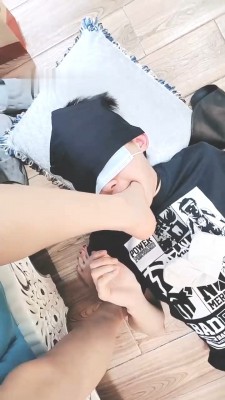 图片[4]_【嘉妮】艺术奶狗闻白袜脚/长靴鞋窝/脚踩碾压/舔裸足 JS23051702_HD绳艺资源