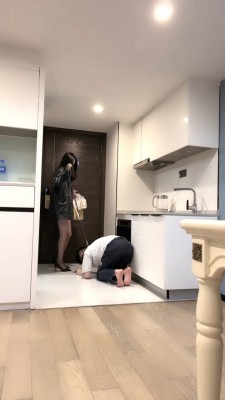 【万一】情侣主VS绿帽-踩踏食物喂食/吊绑狠抽/吃丝袜 bf28392_HD绳艺资源