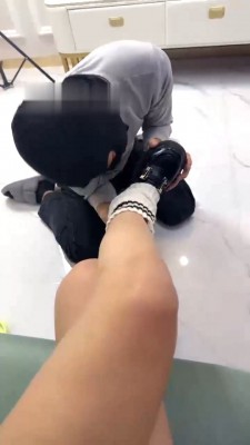 【阿昆】学生妹首调-长筒袜皮鞋舔/臭脚蹂躏脸/酸奶喂食 bf28485_HD绳艺资源