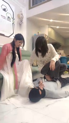 【阿昆】带汉服素人闺蜜玩狗-骑马转胯/高跟踩踏/闻素人白袜 bf28472_HD绳艺资源