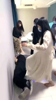 图片[3]_【精神小妹】5S素人学生主群殴-轮流爆踹踩踏/原味羞辱 bf28360_HD绳艺资源