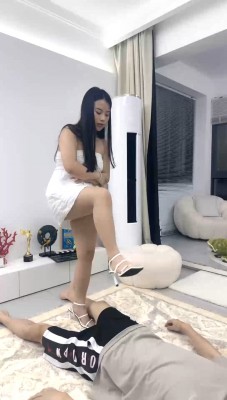 图片[4]_【伊诺】高跟凉鞋高难度挑战踩踏/提档/脚插嘴 bf29261_HD绳艺资源