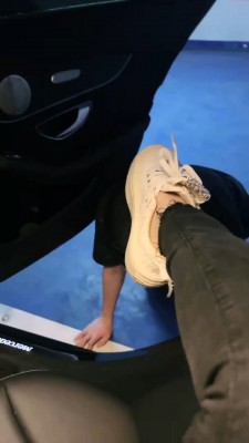 【琪琪大人】户外车库让狗跪舔裸足  JS23060801_HD绳艺资源