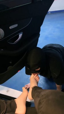 图片[5]_【琪琪大人】户外车库让狗跪舔裸足  JS23060801_HD绳艺资源