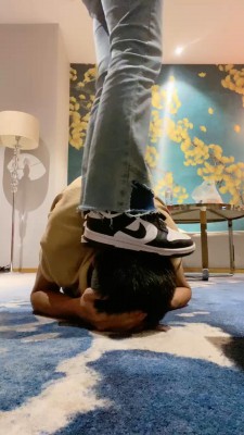 图片[2]_【海绵大大】牛仔小妹胯下辱/鞋底喂食/全体重踩头踩背 bf29198_HD绳艺资源