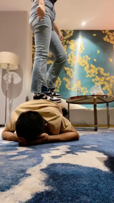 图片[4]_【海绵大大】牛仔小妹胯下辱/鞋底喂食/全体重踩头踩背 bf29198_HD绳艺资源