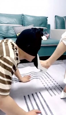 【小笑魔】磕头求虐/闻高跟/白袜踩踏/狗链遛狗【双视角版】bf29148_HD绳艺资源