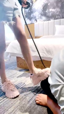 图片[2]_【尤黎】面试直播狗-狗链遛狗/运动鞋踩/船袜捂脸/咀嚼袜子 bf29305_HD绳艺资源