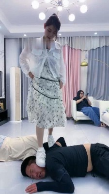 图片[2]_【麋鹿银儿】长裙女神高难度挑战耳光物化双奴-脚踏板/坐垫/浓痰喂食 bf29333_HD绳艺资源