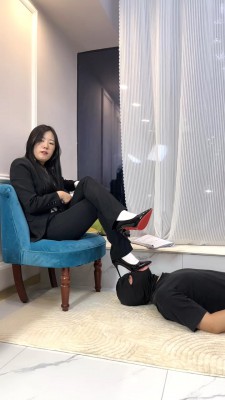 【羊羊】剧情-老师与学生-高跟白袜-骑马爬行/踩踏/闻舔原味 bf29292_HD绳艺资源