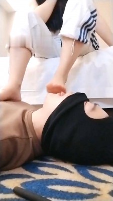 图片[9]_【珍妮儿】小白鞋全体重踩踏/袜子泡水/插嘴/舔鞋底 bf29478_HD绳艺资源