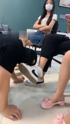 【橙宝】5S学生主-轮流舔鞋骑马转胯/脚踩喂食/气味羞辱 bf30594_HD绳艺资源