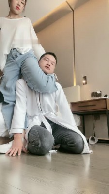 【辣妈】小白鞋碾压-骑马踢裆/舔地上浓痰/腿绞掐脖窒息_HD绳艺资源