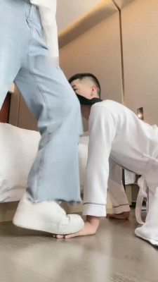 图片[2]_【辣妈】小白鞋碾压-骑马踢裆/舔地上浓痰/腿绞掐脖窒息_HD绳艺资源