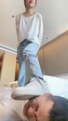 图片[9]_【辣妈】小白鞋碾压-骑马踢裆/舔地上浓痰/腿绞掐脖窒息_HD绳艺资源