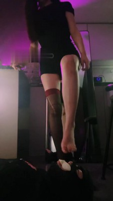 图片[9]_【琪琪大人】黑丝裸足踩喂食/咀嚼物口水浓痰_HD绳艺资源